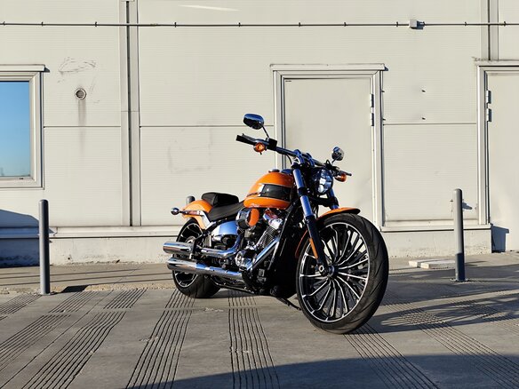 2023 Harley-Davidson Breakout, оранжевый, 1990000 рублей - вид 1