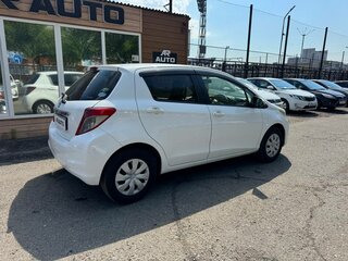 2013 Toyota Vitz III (XP130), белый, 839000 рублей, вид 5