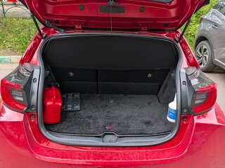 2021 Toyota Yaris IV, красный, 3300000 рублей, вид 4