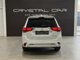 2022 Mitsubishi Outlander III Рестайлинг 3, белый, 2800000 рублей, вид 5