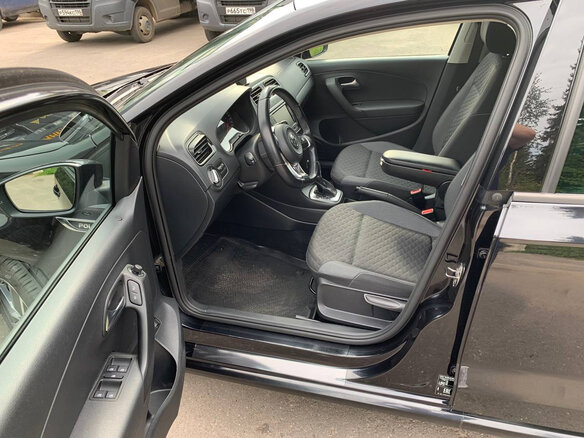 2018 Volkswagen Polo V Рестайлинг, чёрный, 1340000 рублей - вид 10