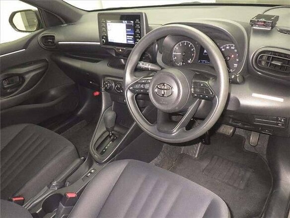 2022 Toyota Yaris IV, серебристый, 765000 рублей - вид 12