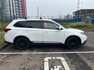 2018 Mitsubishi Outlander III Рестайлинг 3, белый, 1840000 рублей, вид 3