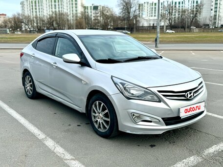 2016 Hyundai Solaris I Рестайлинг, серебристый, 600000 рублей, вид 3