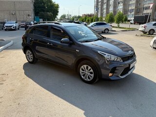 2021 Kia Rio X IV Рестайлинг, серебристый, 1400000 рублей, вид 2