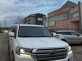 2015 Toyota Land Cruiser 200 Series Рестайлинг 1, белый, 4500000 рублей, вид 4