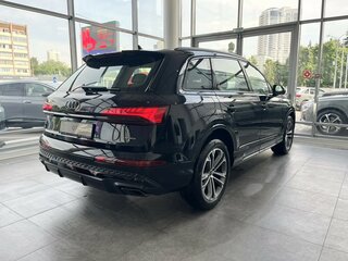 2026 Audi Q7 45 TFSI II (4M) Рестайлинг 2, чёрный, 10800000 рублей, вид 4
