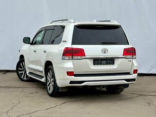 2017 Toyota Land Cruiser 200 Series Рестайлинг 2, белый, 6450000 рублей, вид 5