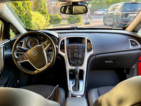 2012 Opel Astra GTC J Рестайлинг, красный, 970000 рублей - вид 10
