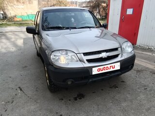 2018 Chevrolet Niva I Рестайлинг, серебристый, 630000 рублей, вид 3