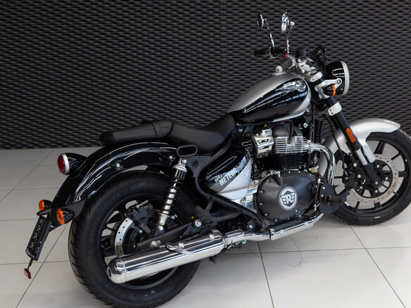 2026 Royal Enfield Super Meteor, серебристый, 773000 рублей - вид 2