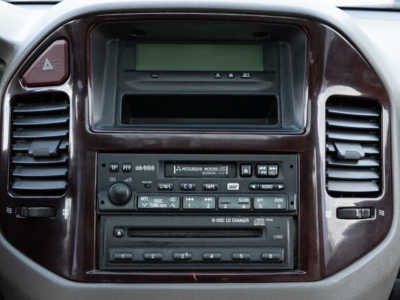 2000 Mitsubishi Pajero III, чёрный - вид 15