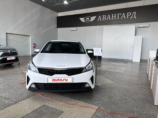 2021 Kia Rio IV Рестайлинг, белый, 1600000 рублей, вид 1