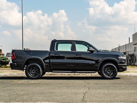 2026 Ram 1500 Crew Cab V Рестайлинг, чёрный, 8750000 рублей, вид 4
