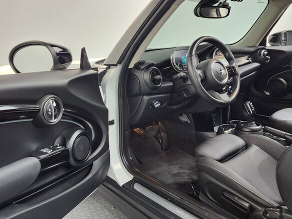 2022 Mini Hatch Cooper III (F55/F56) Рестайлинг 2, белый, 2051000 рублей - вид 6