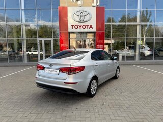 2015 Kia Rio III Рестайлинг, серебристый, 980000 рублей, вид 4