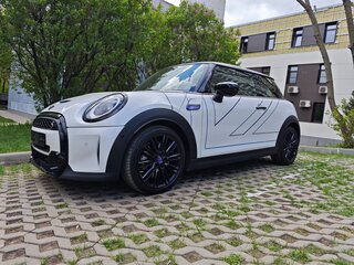2023 Mini Hatch Cooper S III (F55/F56) Рестайлинг 2, белый, 4500000 рублей, вид 1