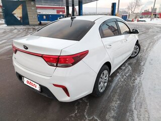 2019 Kia Rio IV, белый, 985000 рублей, вид 4