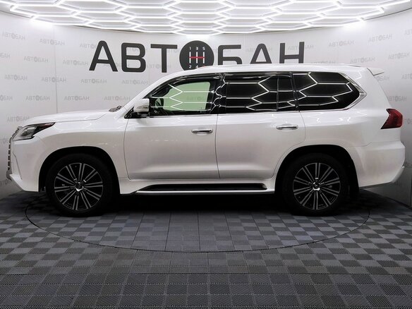 2020 Lexus LX 570 III Рестайлинг 2, белый, 8830000 рублей - вид 3