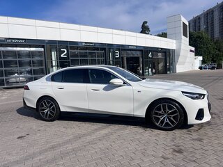 2023 BMW 5 серии 520i VIII (G60/G61/G68), белый, 7000000 рублей, вид 3