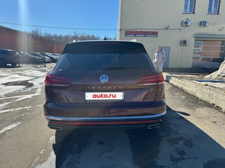 2019 Volkswagen Touareg III, пурпурный, 5190000 рублей, вид 4