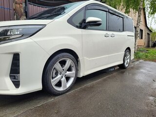 2018 Toyota Noah III (R80) Рестайлинг, белый, 2950000 рублей, вид 4