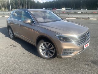 2018 Volkswagen Touareg III, бежевый, 5290000 рублей, вид 2