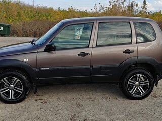2018 Chevrolet Niva I Рестайлинг, коричневый, 510000 рублей, вид 4