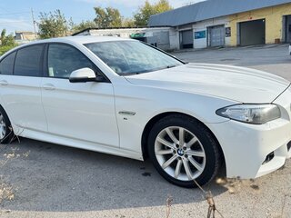 2013 BMW 5 серии 528i xDrive VI (F10/F11/F07) Рестайлинг, белый, 1880000 рублей, вид 2