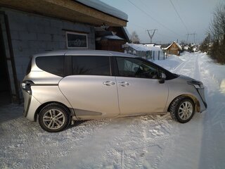 2020 Toyota Sienta II Рестайлинг, серебристый, 1650000 рублей, вид 4