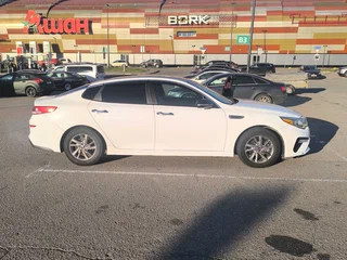 2019 Kia Optima IV Рестайлинг, белый, 1100000 рублей, вид 3