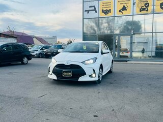 2021 Toyota Yaris IV, белый, 1229000 рублей, вид 2