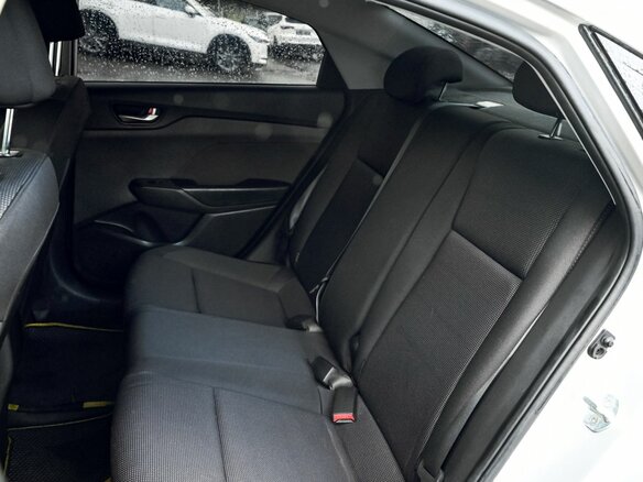 2018 Hyundai Solaris II, серебристый, 1105000 рублей - вид 18