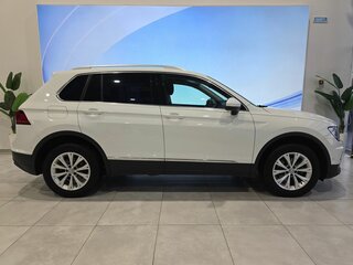 2017 Volkswagen Tiguan II, белый, 2099000 рублей, вид 4