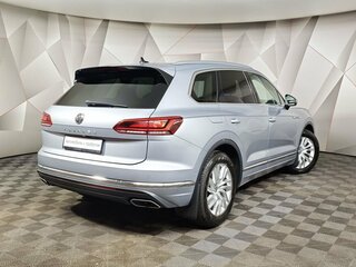 2018 Volkswagen Touareg III, серебристый, 4850000 рублей, вид 2