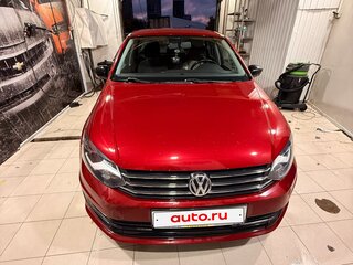 2017 Volkswagen Polo V Рестайлинг, пурпурный, 999000 рублей, вид 2