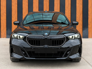 2025 BMW 5 серии 530i xDrive VIII (G60/G61/G68), чёрный, 8450000 рублей, вид 2