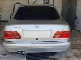 1997 Mercedes-Benz E-Класс 220 II (W210, S210), серебристый, 360000 рублей, вид 3