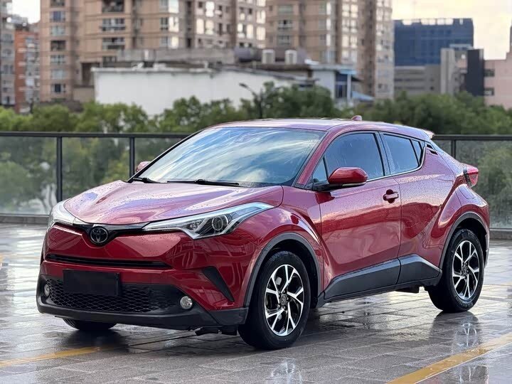 Открыть фотографии: Toyota C-HR I Рестайлинг