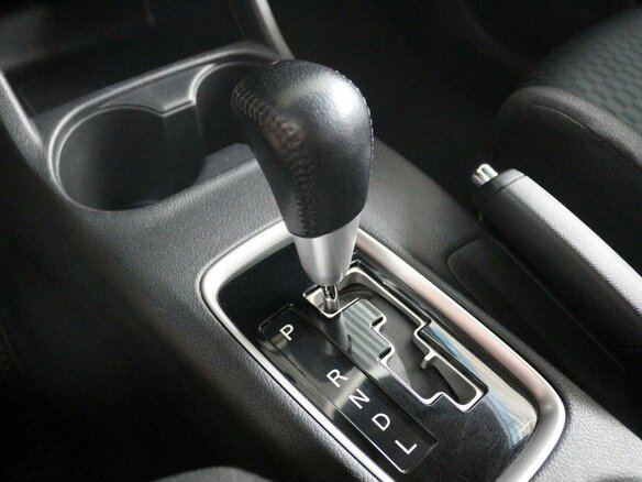 2014 Mitsubishi Outlander III Рестайлинг, серебристый - вид 11