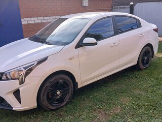 2021 Kia Rio IV Рестайлинг, белый, 1840000 рублей, вид 2