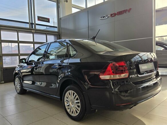 2017 Volkswagen Polo V Рестайлинг, чёрный, 899000 рублей - вид 5