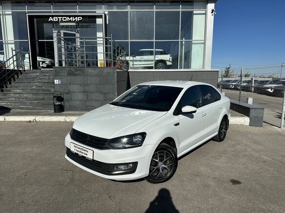 2016 Volkswagen Polo V Рестайлинг, белый, 920000 рублей