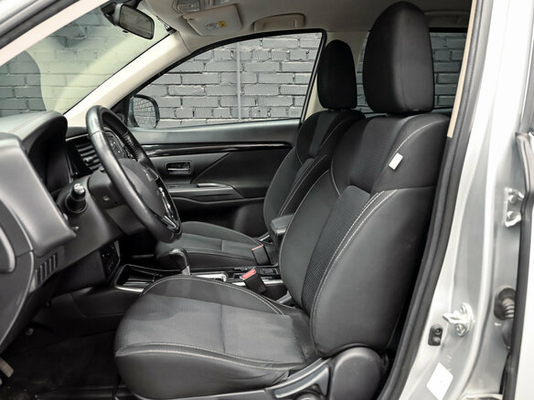 2019 Mitsubishi Outlander III Рестайлинг 3, серебристый, 2050000 рублей - вид 10