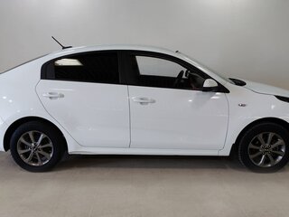 2020 Kia Rio IV Рестайлинг, белый, 1520000 рублей, вид 4