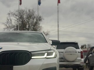 2021 BMW 5 серии Long 530Li VII (G30/G31/G38) Рестайлинг, белый, 4600000 рублей, вид 3