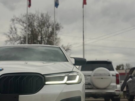 2021 BMW 5 серии Long 530Li VII (G30/G31/G38) Рестайлинг, белый, 4600000 рублей, вид 3