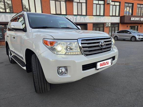 2015 Toyota Land Cruiser 200 Series Рестайлинг 1, белый - вид 4