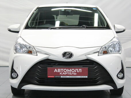 2019 Toyota Vitz III (XP130) Рестайлинг, белый, 959000 рублей, вид 4