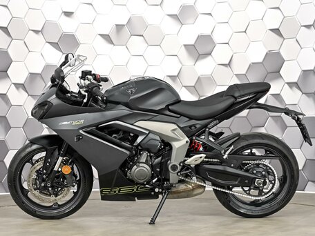 2024 Triumph Daytona 660, чёрный, 977000 рублей, вид 4
